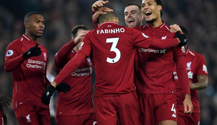 El brasileño Fabinho es felicitado por sus compañeros tras marcar el 4-0 para su club.