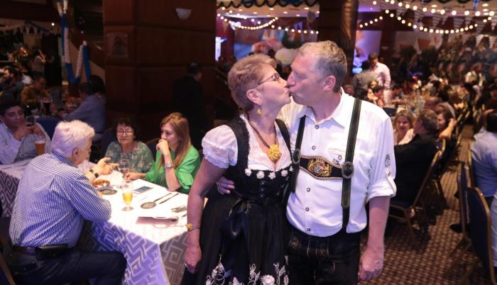 El ‘Oktoberfest’ empezó en Alemania para recordar la boda del príncipe Ludwing con la princesa Teresa. Y también los músicos europeos Paúl Hunglinger y Franz Sommerauer conocieron a los amores de sus vidas en el evento de Guayaquil, en el Hilton Colón: a