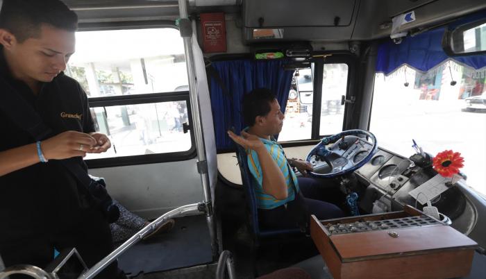 Recorrido. Marcos Castro conduce uno de los 30 buses de la línea 107, que cubre una de las rutas más peligrosas de la ciudad.