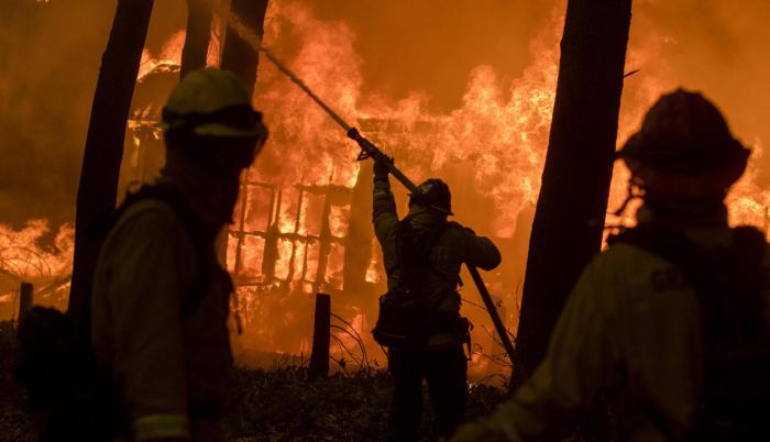 Miles de bomberos luchan contra incendios en California y aumentan las víctimas