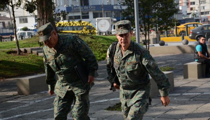 Cinco oficiales fueron citados ayer, desde las 09:00, a dar una versión sin juramento en la Fiscalía, dentro de la instrucción fiscal por presunto tráfico ilícito de armas y municiones. El 17 de octubre fueron detenidos siete militares y seis civiles en o