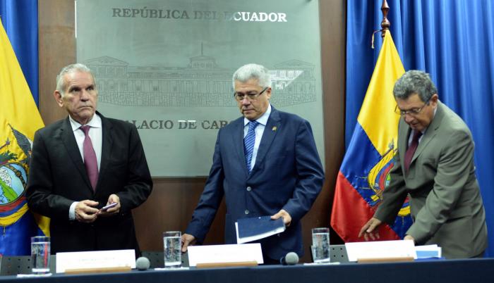 Anuncio. El consejero Santiago Cuesta, el secretario Eduardo Jurado y el ministro de Transporte, Aurelio Hidalgo, anunciaron el proyecto Tren Playero.