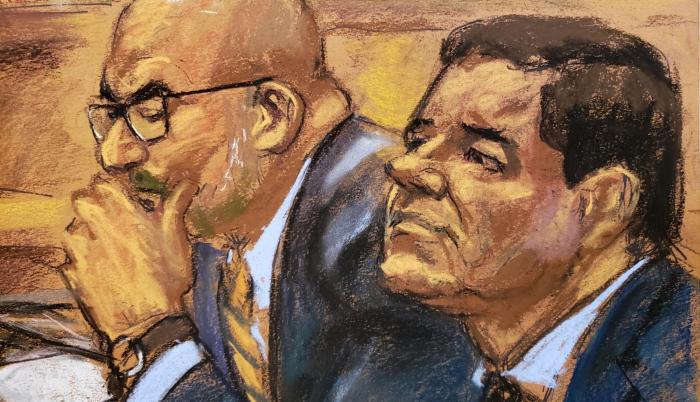 Joaquín ‘Chapo’ Guzmán junto a su abogado en un bosquejo realizado durante el juicio que se desarrolla en Estados Unidos.
