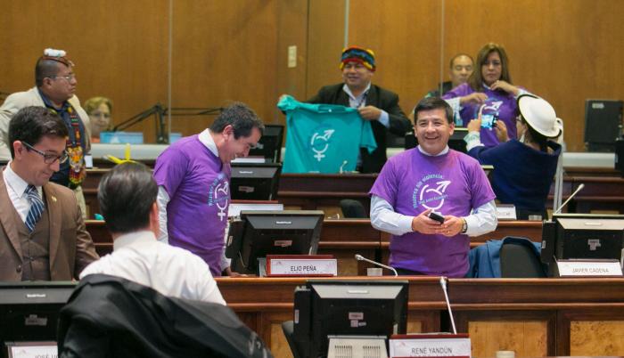 Algarabía. El reparto de camisetas por el Día de la No Violencia Contra la Mujer relajó los ánimos en el Pleno. La mayoría aprovechó para los selfis.