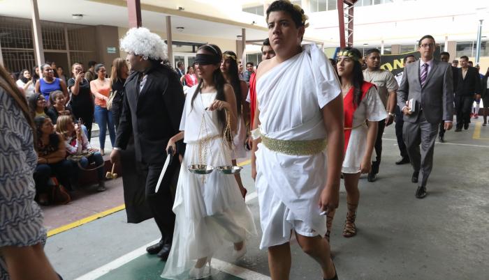 Desfile. Profesores y estudiantes vistieron atuendos que representaban el área de acción de cada carrera.