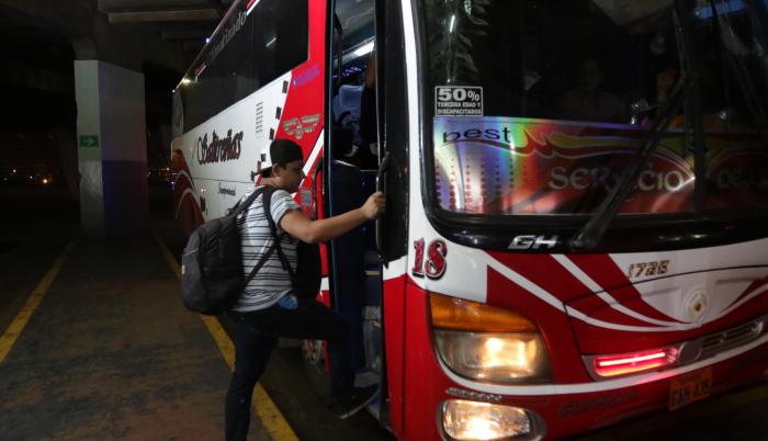 Viaje. El tiempo para regresar a casa se limita a las 23:00. A esa hora en la terminal de Guayaquil se evidencia la ausencia de buses.