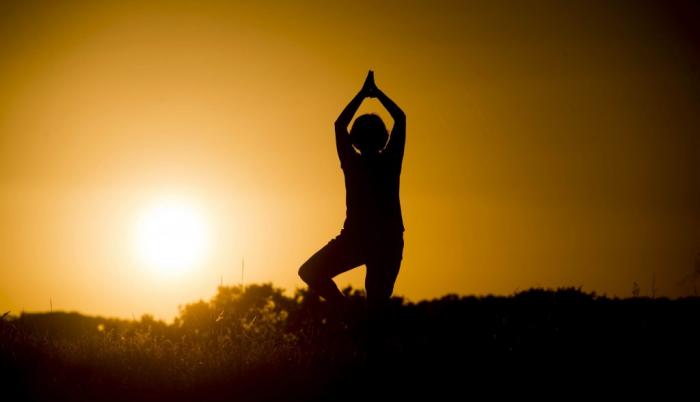 Los beneficios de la práctica de deporte y de la relajación hacen del yoga una actividad ideal durante la menopausia.