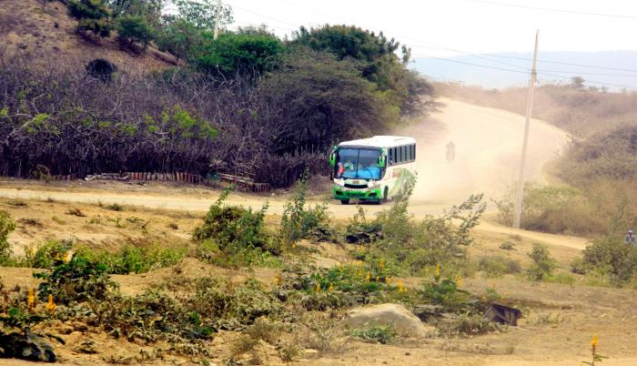 Numerosos caminos vecinales de Guayas son solo vías de tierra y polvo, según lo muestra un recorrido efectuado por este Diario.