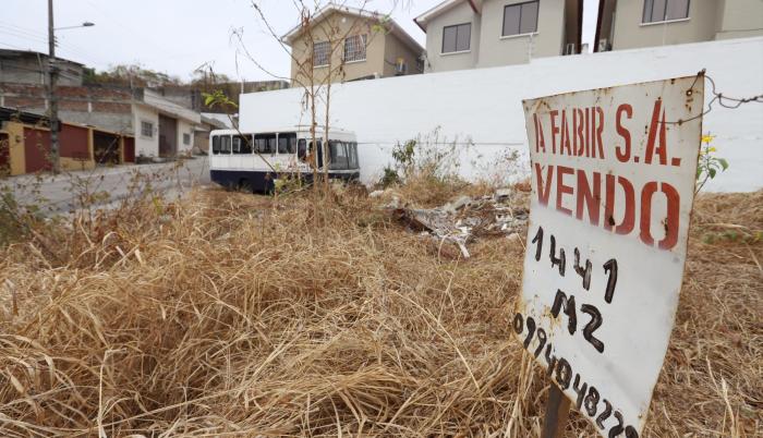 Solares. Las lotizaciones como esta generan desaseo y abandono de chatarra.