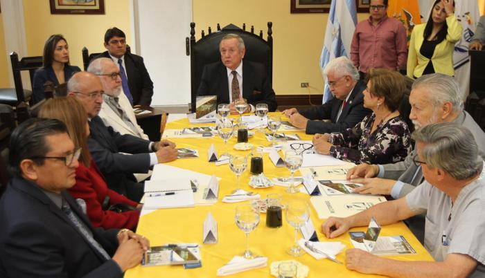 Trabajo. El Salón Amarillo de la Vieja Casona Universitaria fue habilitado para la primera reunión de la junta consultiva con la comisión interventora.