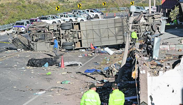 El hecho. Así quedó el autobús luego del accidente en la vía Pifo-Papallacta. La Policía Nacional cercó el lugar para el levantamiento de evidencias y la remoción de algunos escombros.
