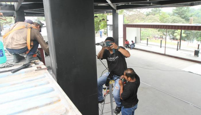 El metal es parte de la infraestructura de la plaza, que será embellecida con la creatividad de los artistas urbanos. El arte se resaltará hasta en los pilares.
