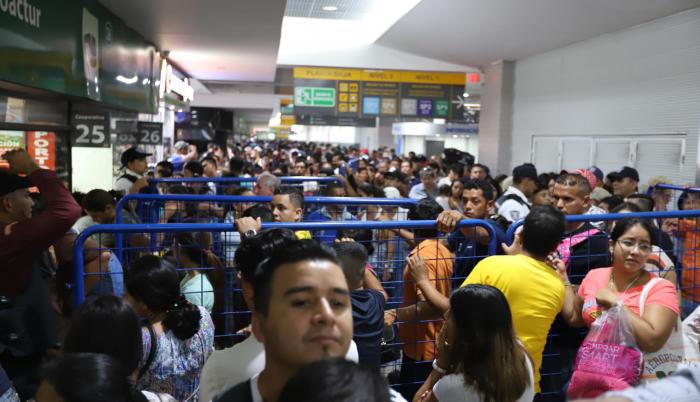 Demanda. Desde la madrugada de ayer, las ventanillas que ofrecen boletos con destino a Manabí permanecieron abarrotadas de usuarios.