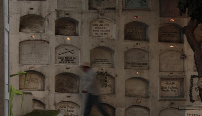 Trabajo. Omar López es uno de los sepultureros del cementerio. Además limpia las bóvedas y les coloca flores.