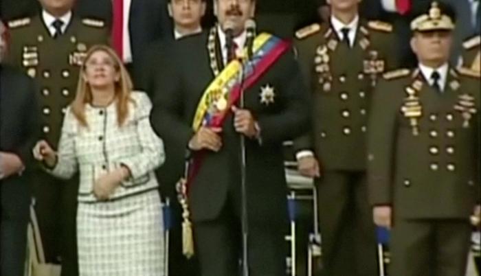 En la tarima junto a Maduro, además de Vladimir Padrino y la primera dama, Cilia Flores, había representantes de todos los poderes públicos del país.