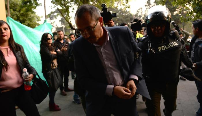 Detención. Javier Lemos, uno de ocho procesados en el caso de peculado, llegó ayer a la Unidad de Flagrancia.