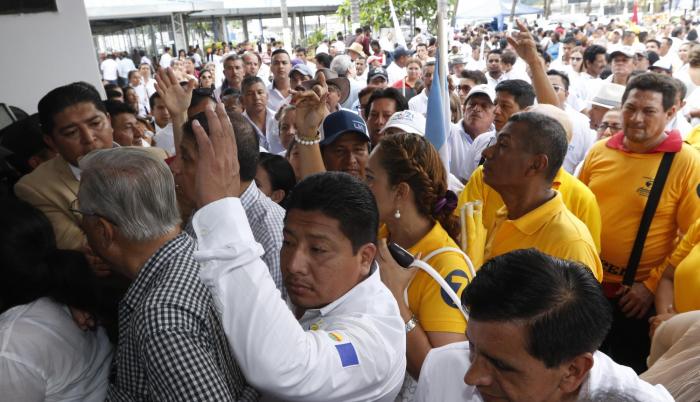 Proceso. Simpatizantes de CREO, Adelante Ecuatoriano Adelante y Fuerza EC intentan entrar al auditorio de la Delegación Electoral del Guayas en el penúltimo día para presentar candidatos.