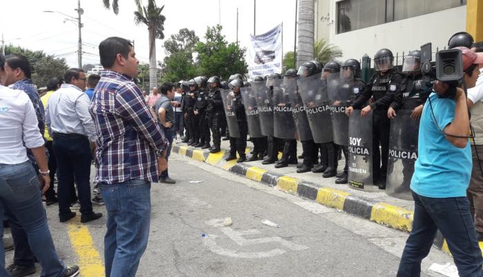Las personas que se encontraban en los exteriores del edificio universitario tumbaron las rejas y se enfrentaron con piedras y palos. La Policía dispuso un cerco.