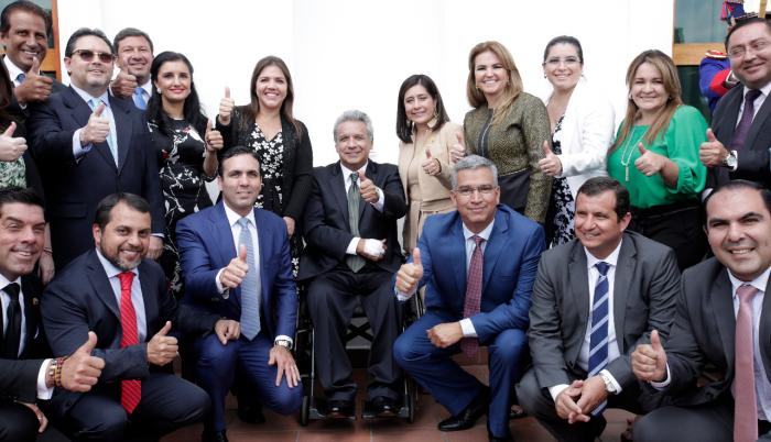 El triunfo en la consulta popular, del pasado 4 de febrero, se festejó en el Palacio de Carondelet. El gabinete en pleno estuvo en la ceremonia de cambio de guardia. En la foto, todavía aparecen Carlos de la Torre y Elsy Parodi (arriba a la derecha), quie