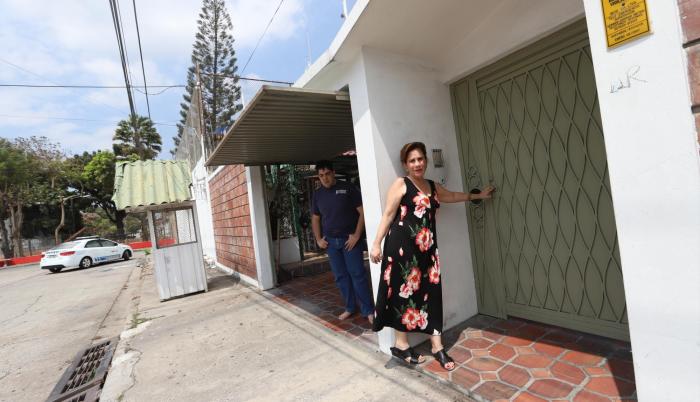 Seguridad. Luz Marina ha tenido que colocar tres seguros más a la puerta de entrada de su vivienda.