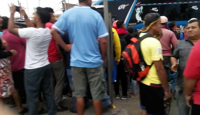 Moradores rodearon al bus de la cooperativa Señor de los Milagros, involucrado en el accidente.