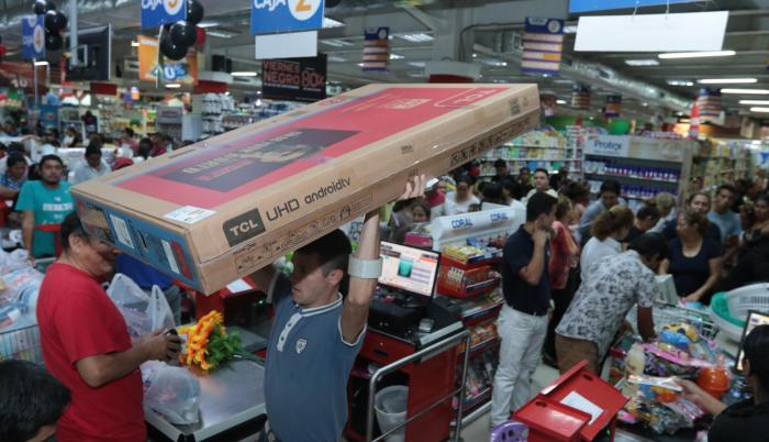 Guayaquil. Los supermercados de la ciudad abrieron desde temprano y lucieron llenos de clientes todo el día, allí compraron de todo.