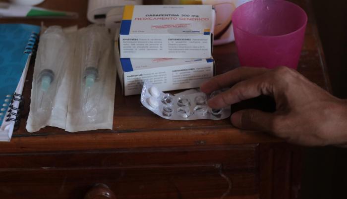Tratamiento. Un paciente VIH positivo muestra los medicamentos que le suministra el sector público.