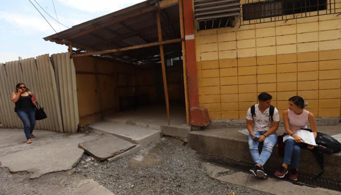 Pabellón. Los estudiantes de la facultad de Administración reciben clases en aulas deterioradas.