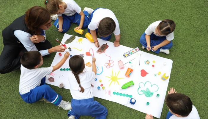 Acto. En el colegio Ecomundo los alumnos aprenden valores a través del arte, foros y actividades con los padres.