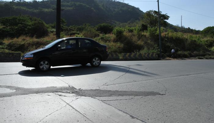 Varios conductores consultados por EXPRESO manifestaron que el levantamiento leve de la calzada les provoca riesgos al momento de circular por el lugar.