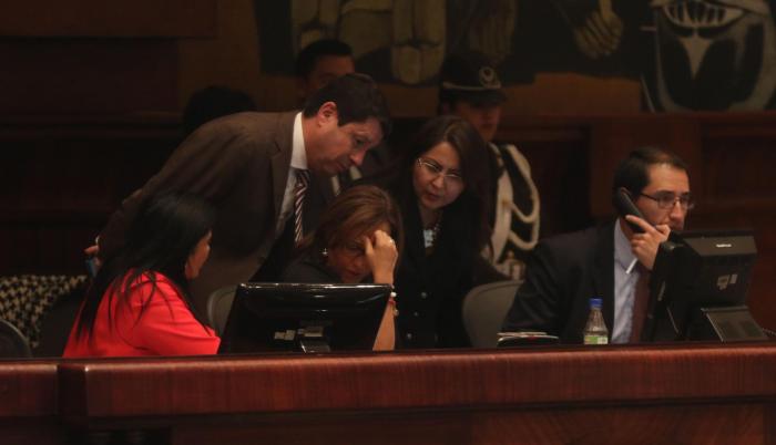 Economía. Elizabeth Cabezas, Esteban Albornoz y Ximena Peña hablan durante el debate de la proforma presupuestaria para el próximo año.