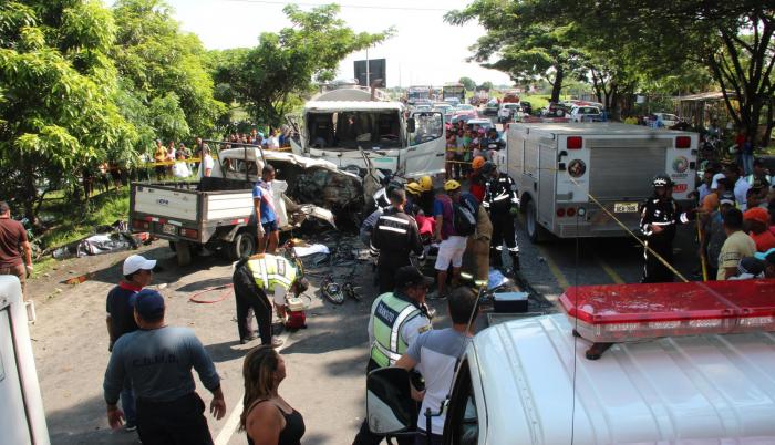 Vía Babahoyo-Jujan. Socorristas asisten a las víctimas del choque ocurrido ayer y que dejó una decena de fallecidos