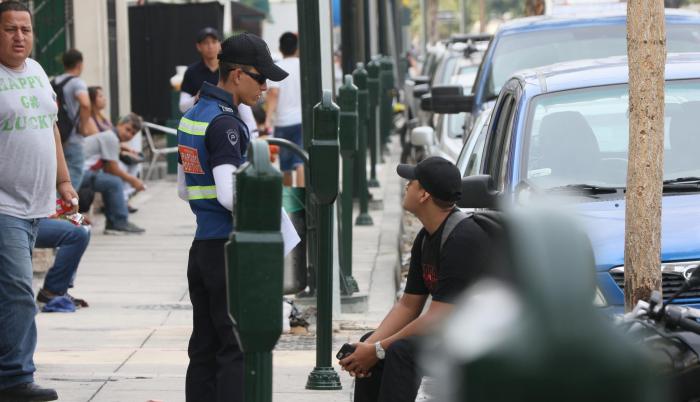 Expectativa. Los parquímetros generan la atención de usuarios y residentes. También la preocupación de quienes requieren más tiempo de parqueo.