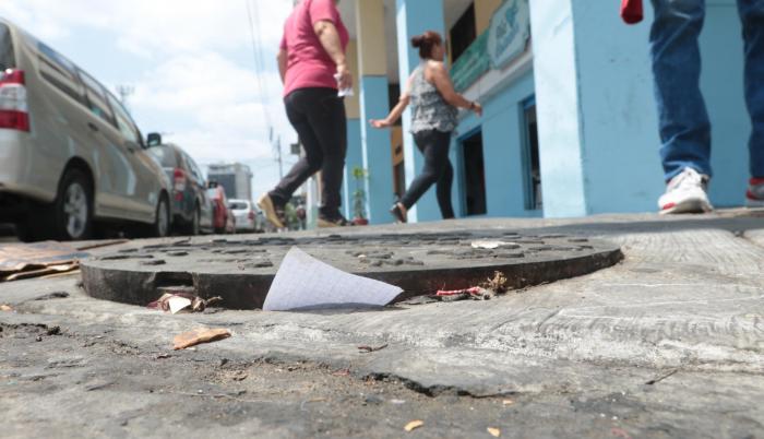 Tapas a medio levantar son comunes de encontrar en el centro de Guayaquil. Se trata de la señal de que allí hubo un atraco de cables.