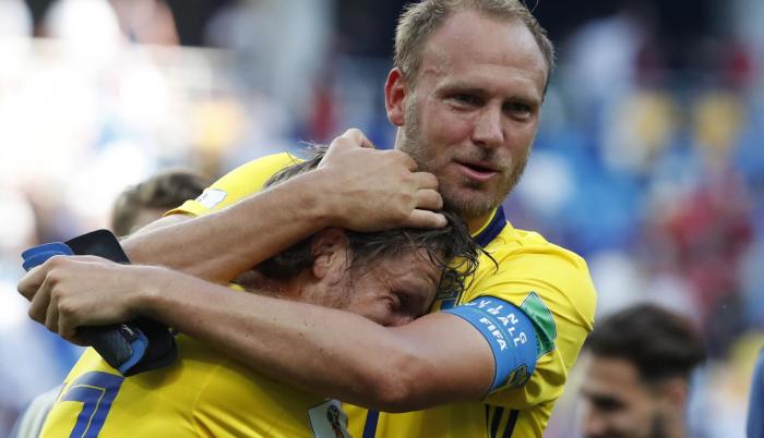 Andreas Granqvist (R) and Gustav Svensson celebran la victoria de Suecia.