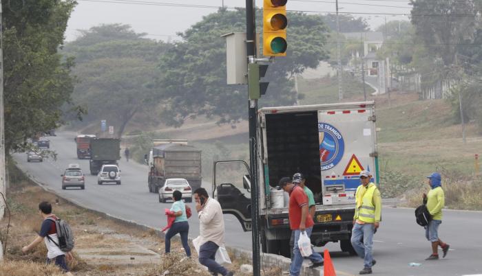 En la foto, algunos de los trabajos que realizan desde el lunes en la tarde los empleados de la Comisión de Tránsito del Ecuador, a la altura del kilómetro 13,5 de la vía a la costa.