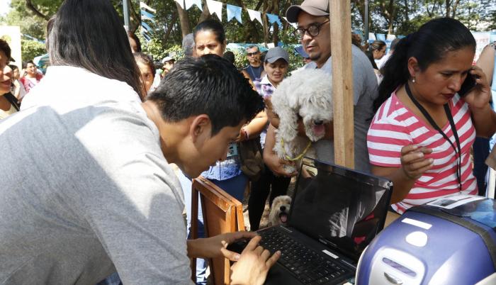 En las filas del registro otros peludos esperaban en brazos o jugueteando con las demás mascotas.