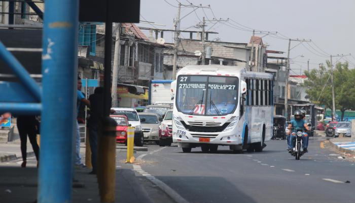 El sector. Una de las unidades de la línea 27 recorre la vía Perimetral, sector Isla Trinitaria. Es el lugar con mayor incidencias de robos para estos buses.
