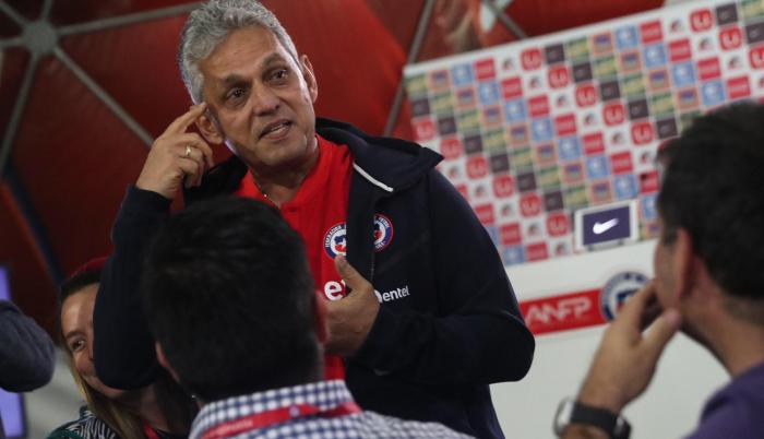 Contundente. El entrenador colombiano explicó a periodistas con vídeos y fotos por qué convoca a jugadores no tan reconocidos por el medio. Ha sido criticado en Chile por eso.