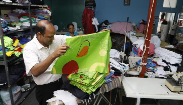 Uniformes. Fundó un centro de costura para proporcionar gratuitamente los uniformes a los niños de sus colegios. En el lugar trabajan mujeres del sector.