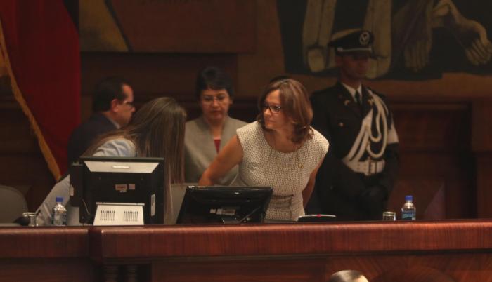 Presidenta. Elizabeth Cabezas en el instante en que toma posesión del sillón de la presidencia. El vicepresidente Carlos Bergmann la posesionó.
