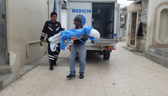 El cuerpo de una de las menores arribando a la morgue de Milagro.