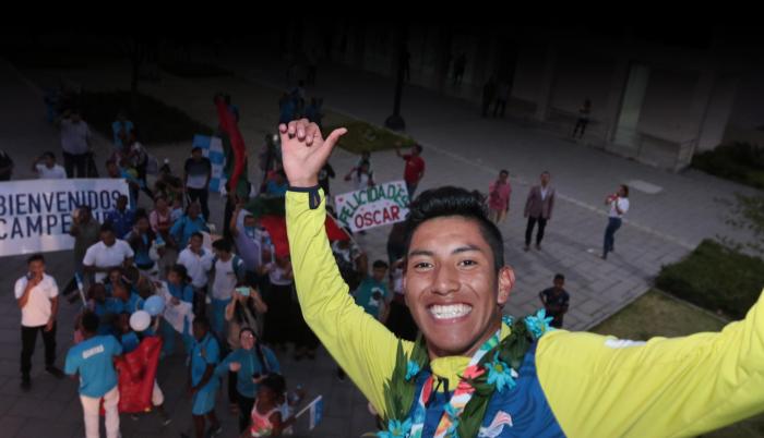 Recibimiento. Óscar Patín llegó el viernes al país y fue homenajeado por decenas de personas y familiares que acudieron con carteles y arengas dedicadas al campeón olímpico en los 5.000 metros marcha, en Buenos Aires.