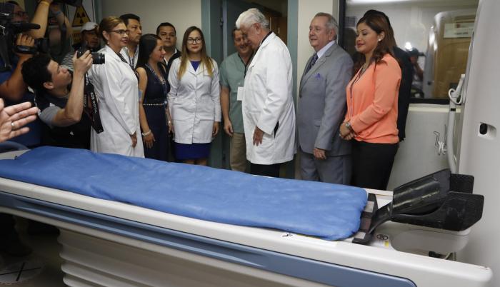 Recorrido. Autoridades de Salud y de la Universidad ‘Estatal’ estuvieron en el área de imagen del hospital.