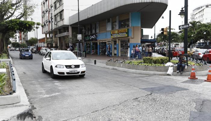 Centro. Un tramo de la calle Colón es de sentido este-oeste. También se cambió el itinerario de cinco líneas de buses.