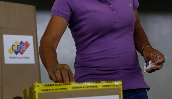 Procesos. Un voto durante las cuestionadas elecciones.