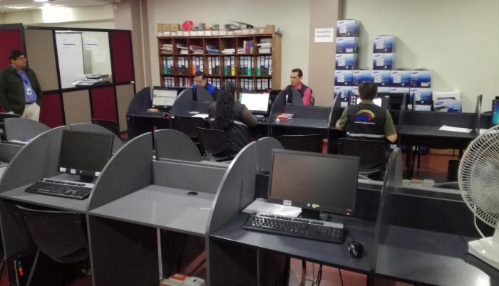 Institución. No hay afluencia en los módulos para inscripciones en la Delegación Electoral de Azuay. Esperan a los candidatos.