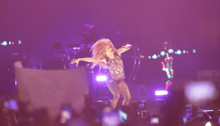 Shakira: la mujer de cabellera, corazón y caderas doradas
