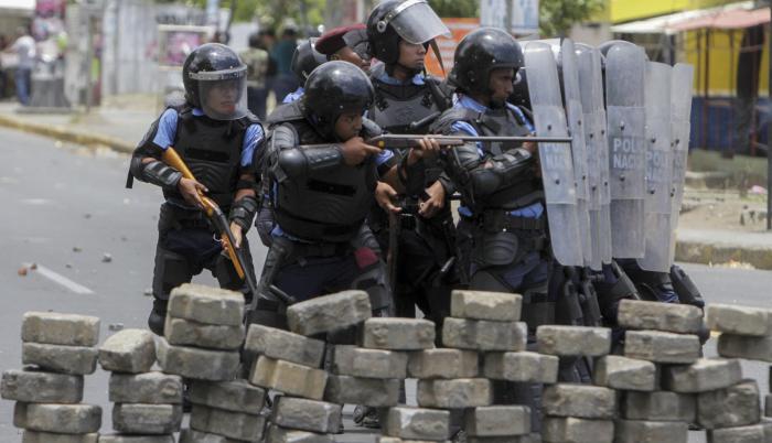 Choques. Agentes antimotines confrontan a manifestantes frente a la Universidad de Ingeniería, en Managua.