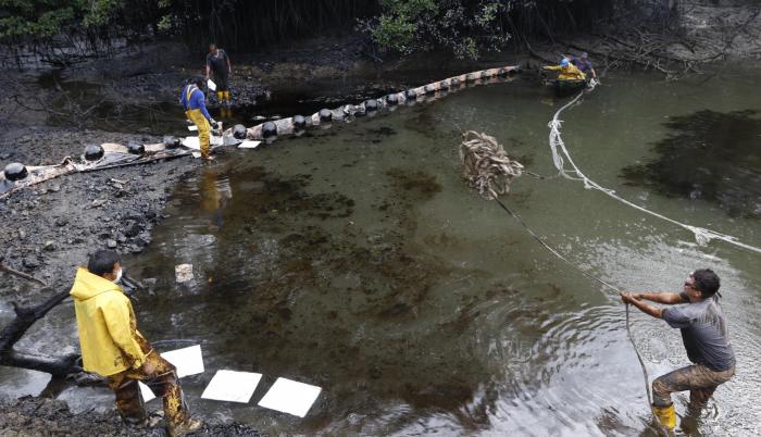 Labores. Alrededor de 80 personas de las compañías privadas y las instituciones colaboraron con la limpieza en el ramal. Estas se enfocaron en crear una barrera de contención y absorción para que no se contaminen otras áreas.